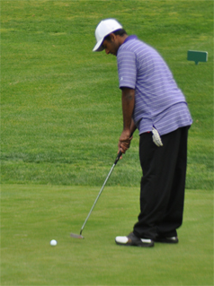 On March 15, senior Sujay Yantrapragada putts in his last hole of the game’s nine-hole course. Yantrapragada ended with a score of 36, just four strokes more than the three best scores of the game. Photo by Daniel Tan.