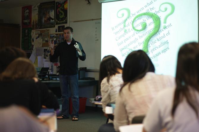 SHARING KNOWLEDGE: After seeing his students’ growing interest in Prezi, English teacher Matt Brashears teaches his Mythology and Folklore students how to use the software on Sept. 12.  Photo by Kevin Tsukii