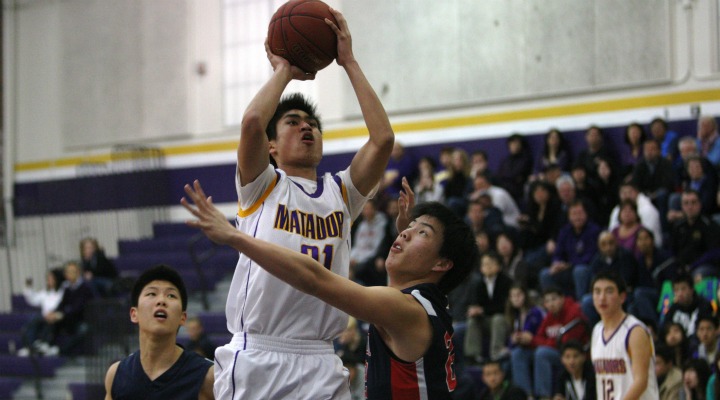 Junior Cory Low attempts to break Saratoga’s defense and shoots a layup. Photo by Kevin Tsukii.