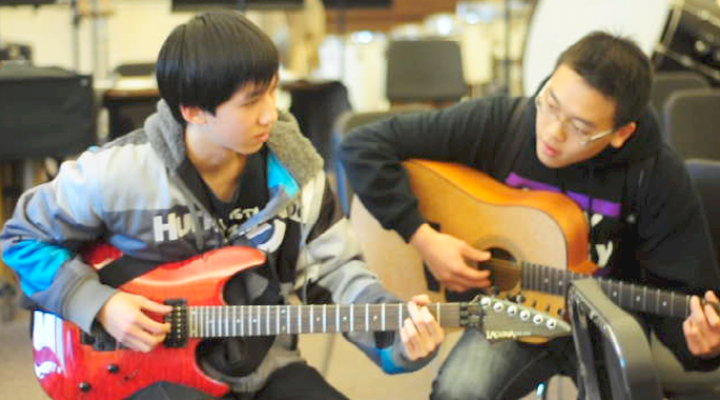 VIDEO: Guitar club lessons
