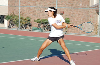 Girls tennis soundly defeats Los Gatos 