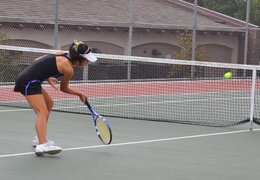 Girls tennis struggles against Saratoga