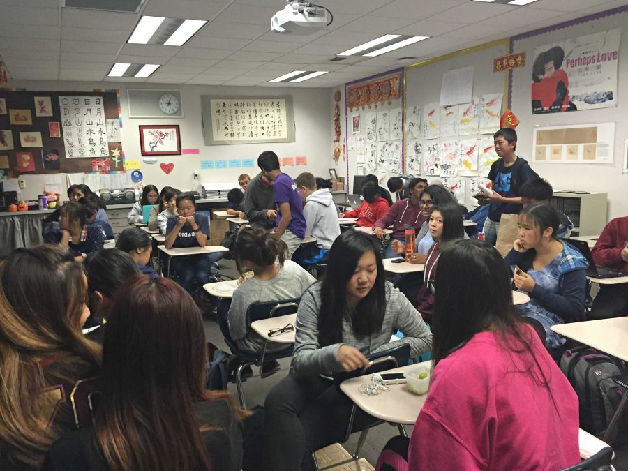 Chinese teacher I-Chu Chang’s classroom is filled with students waiting for the Chinese club’s first interest meeting of the year. The students chat with each other while eating their lunches. Photo by Vivian Chiang.