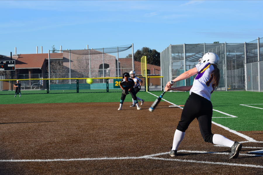 Softball%3A+Team+clutches+win+against+Evergreen+HS+in+close+battle