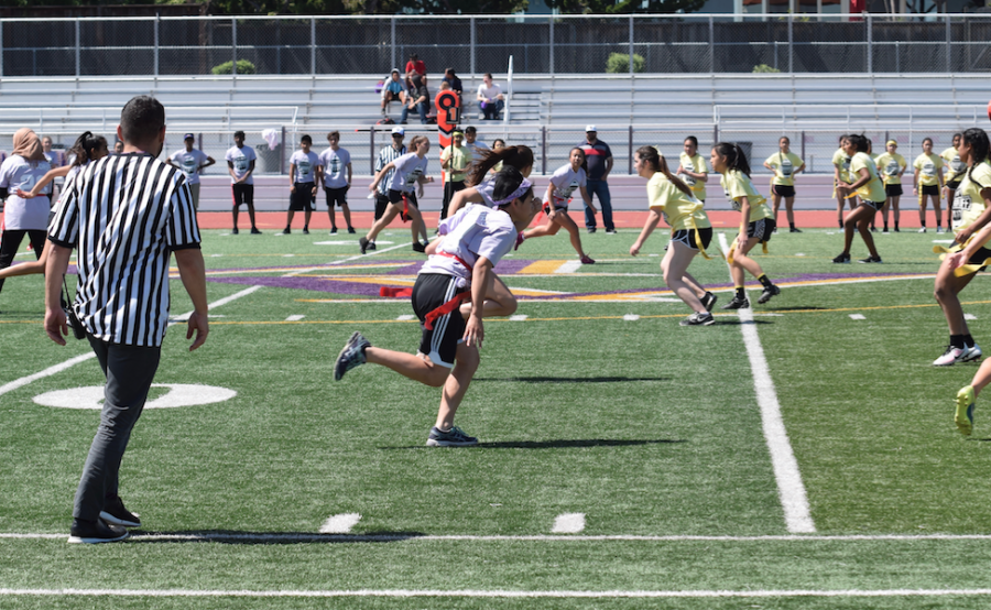 Powderpuff+Day+1%3A+Juniors+beat+freshmen+in+a+close+first+game