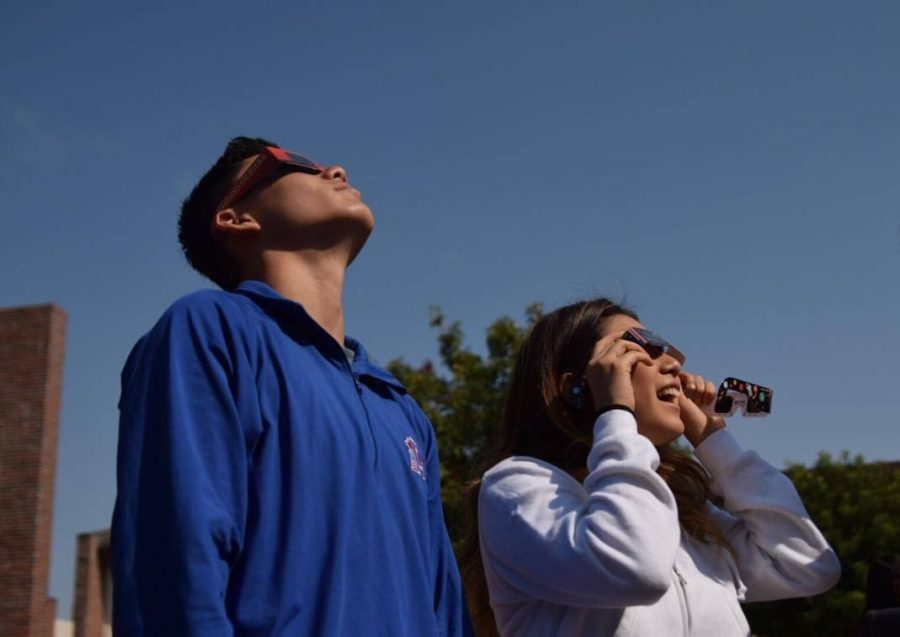 Students+taking+advantage+of+the+opportunity+to+view+the+solar+eclipse+during+class.