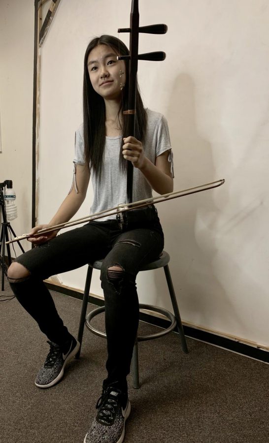 Playing+the+Erhu