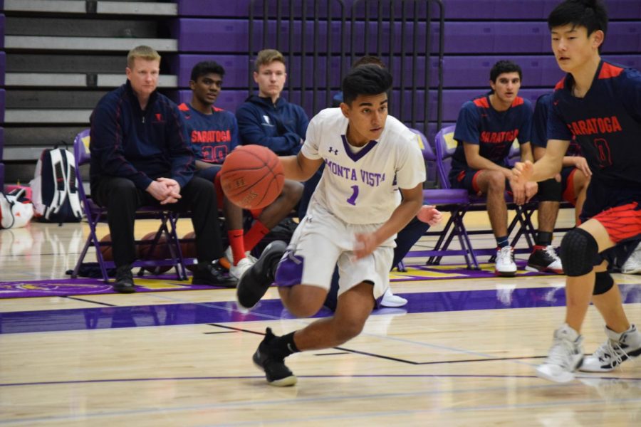 Senior Rohan Inampudi runs past a defender during the first quarter against Saratoga HS. Photo by Oishee Misra. 