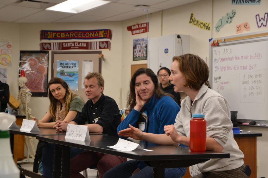 Four+postdoctoral+scholars+from+Stanford+introduce+themselves+to+students+interested+in+their+stories.+Photo+by+Justine+Ha.