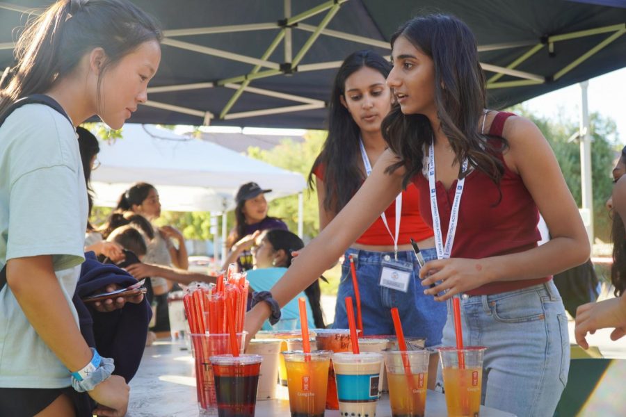 Students of the Cupertino Teen Commission and Youth Activity Board helped distribute boba to the over 500 students who showed up. Photo by Justine Ha
