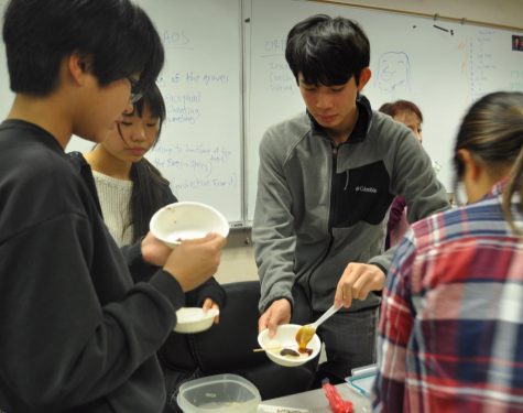 Officers of Japanese Club illustrate what ‘dango’ means in Japanese tradition