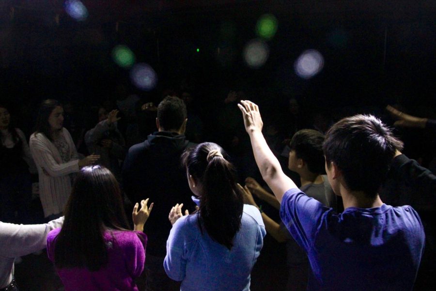 High+school+students+gather+around+and+pray+for+Valley+Church+youth+pastor+Craig+Stephens+at+the+tail+end+of+the+event.+