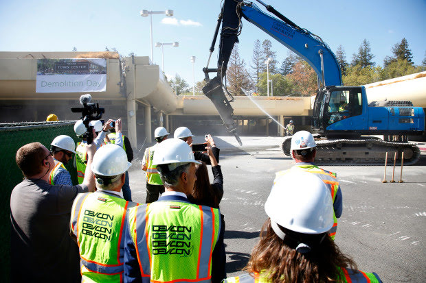 Demolition begins at Vallco Mall called Demolition Day || From Mercury News