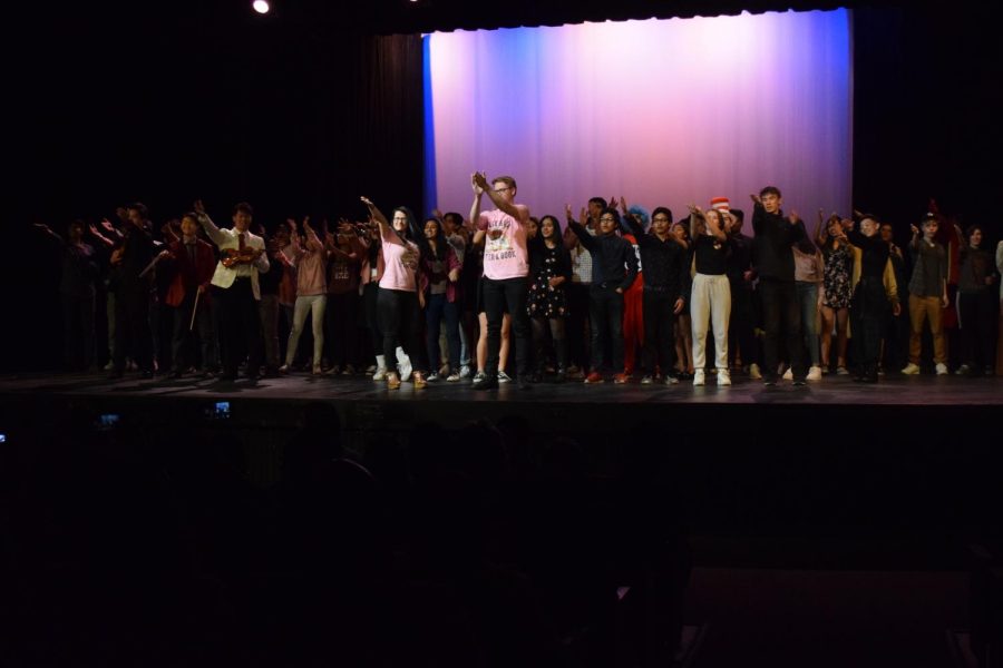 Actors, hosts and skit directors clap for those who operated the lighting as MV SNL 2020 comes to an end. 
