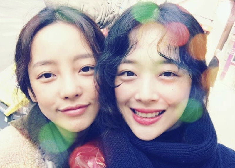 Goo Hara (left) and Sulli (right) pose for a selfie together back in 2017.