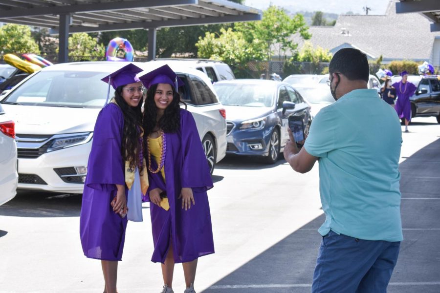 Many seniors used the car parade as an opportunity to meet with their friends and take graduation photos together.