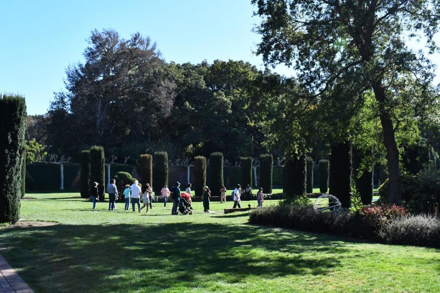 Visitors gather in one of the large lawns of the extensive gardens of the estates. Visitors could enjoy the beauty of flowers and plants of all types.
