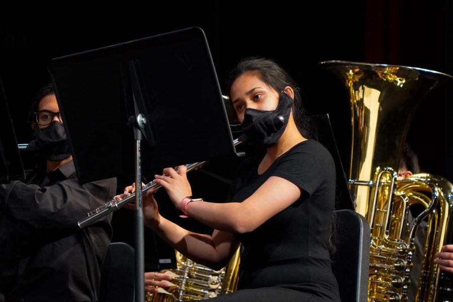 Sophomore Abha Dash plays the flute during Symphonic Band’s performance. Symphonic Band played two pieces titled “West Highland Sojourn” and “Waltz No. 2” before intermission. 