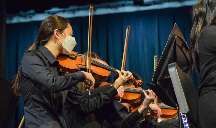 Junior Sunny Kim, sophomore Eva Yao and junior Dillion Huang play their violins in synchronization during “Fantasia on a Theme by Thomas Tallis” by Ralph Vaughn Williams. 