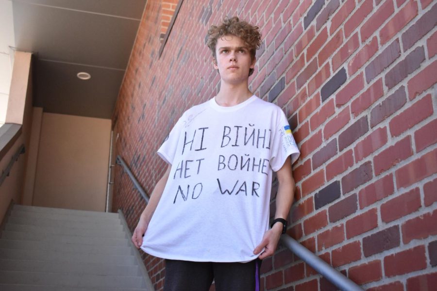 Senior Matvey Jenssen wears a self-made T-shirt with the phrase “no war” printed across the front in three languages: Russian, Ukrainian and English. 