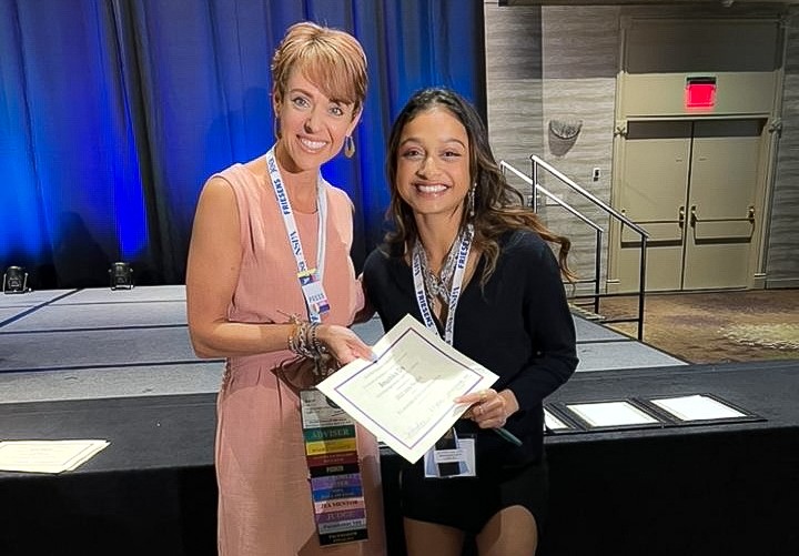 Anushka De (right) holds her California Journalist of the Year certificate with JEA President Sarah Nichols.