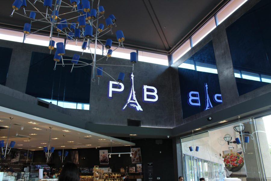 Paris Baguette’s interior is very modernized, featuring high ceilings, marble-like walls and the Paris Baguette logo in white lights 
