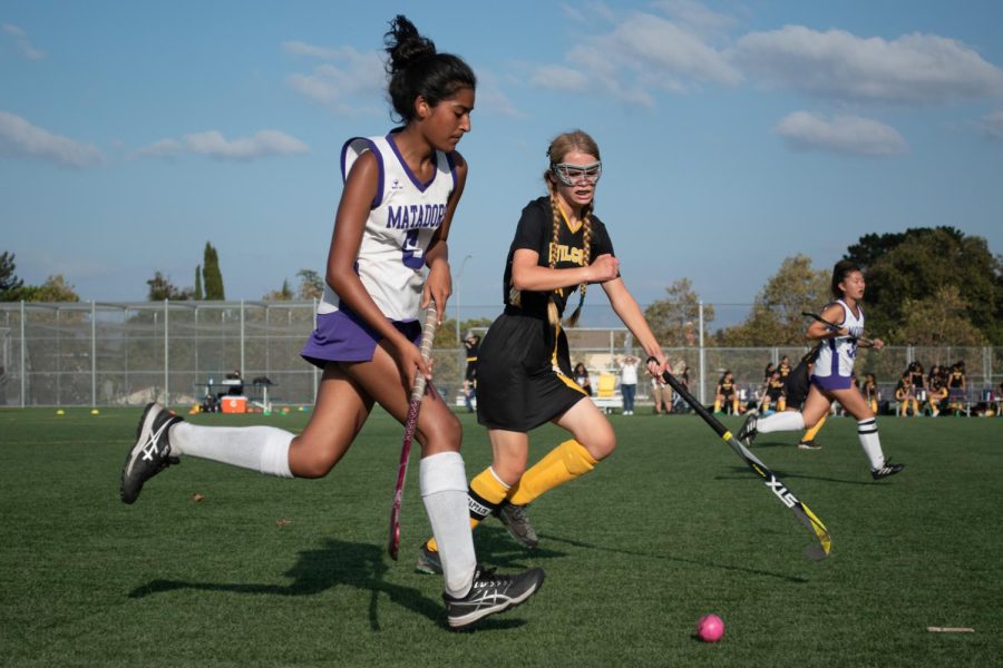 Sophomore+Tvisha+Jain+dribbles+the+ball+up+the+right+side+of+the+field+before+passing+the+ball+upfield.