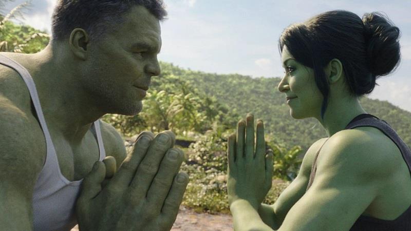 Jennifer Walters trains to control her hulk abilities with her cousin, Bruce Banner 