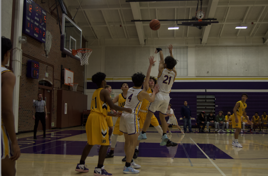 Sophomore+Stanley+Du+towers+over+LHS+defenders+as+he+shoots+the+ball+into+the+basket.+%0A%0APhoto+by+Stephanie+Zhang