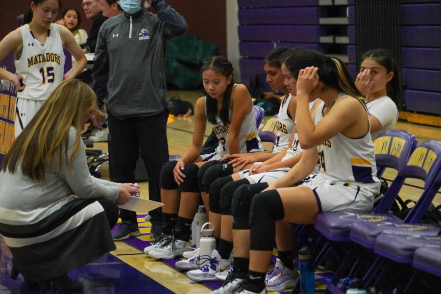 Varsity+Girls+Basketball+Head+Coach+Sara+Borelli+coaches+the+team+after+the+end+of+the+first+quarter+in+the+game+against+Saratoga+High+School+on+Thursday+Jan.+26.+