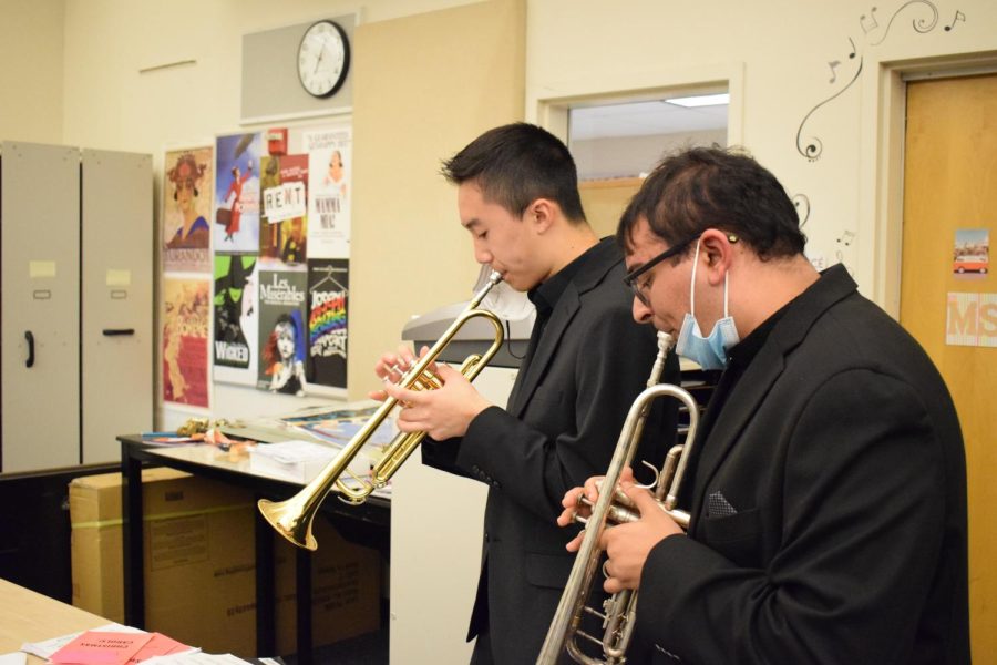 Senior Aris Yang (left) practices his part before the Fall band concert on Oct. 28, 2022. 