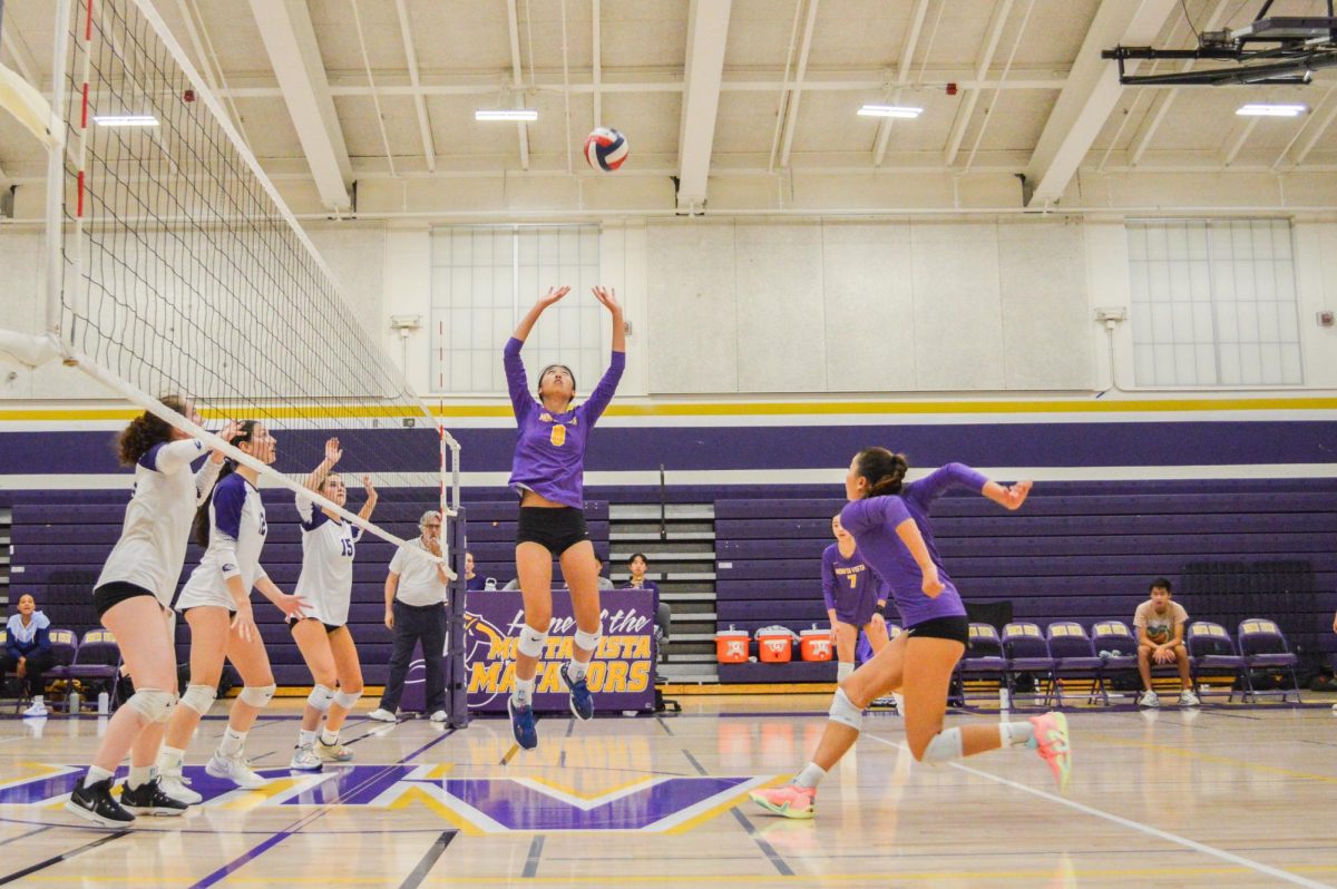 Freshman+and+setter+Kylee+Mark+sets+the+ball+to+junior+and+middle+blocker+Samantha+Tong%2C+who+prepares+to+spike+the+ball.