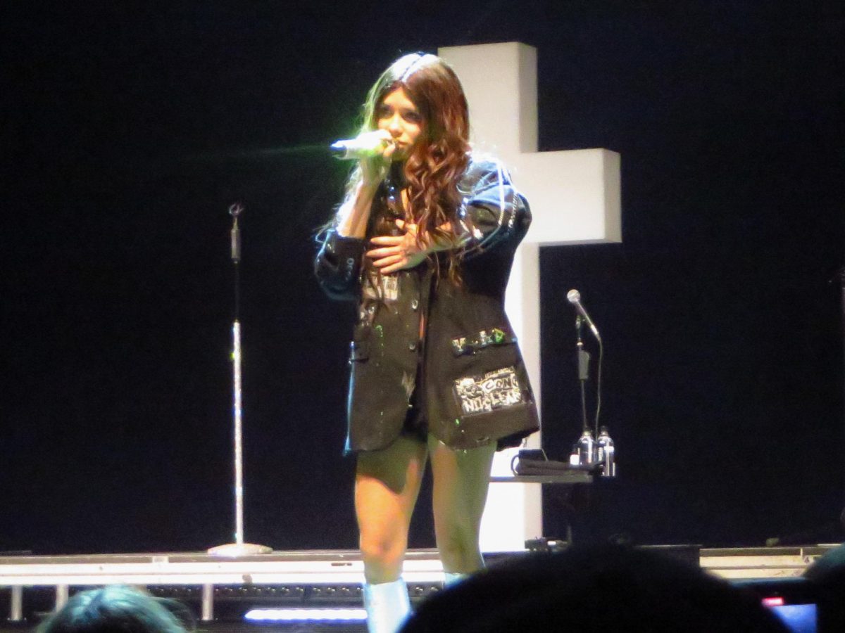 Barrett delivered raw vocals that rang through the venue, distinguishing the live performance from her track recordings.