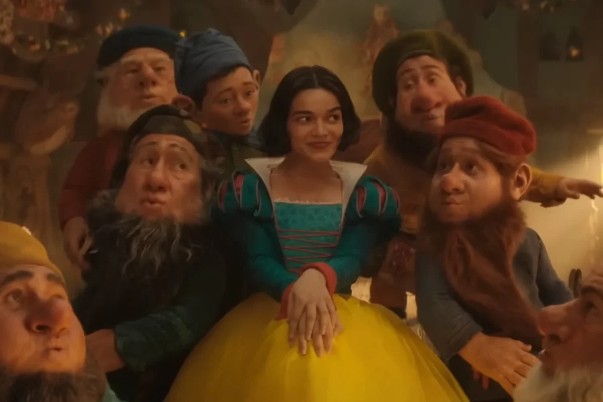 Rachel Zegler’s Snow White poses amongst the seven dwarves. | Courtesy of Disney Studios
