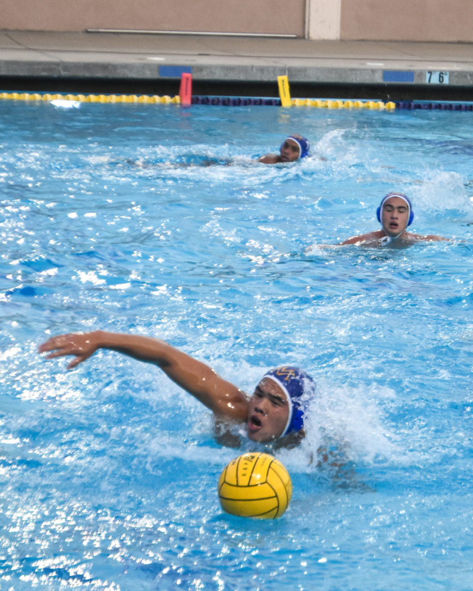 Junior and wing Jasper Qiu swims towards the ball in a game against Cupertino High School where the team fell 11-9 on its senior night. Photo | Ritik Shenoy