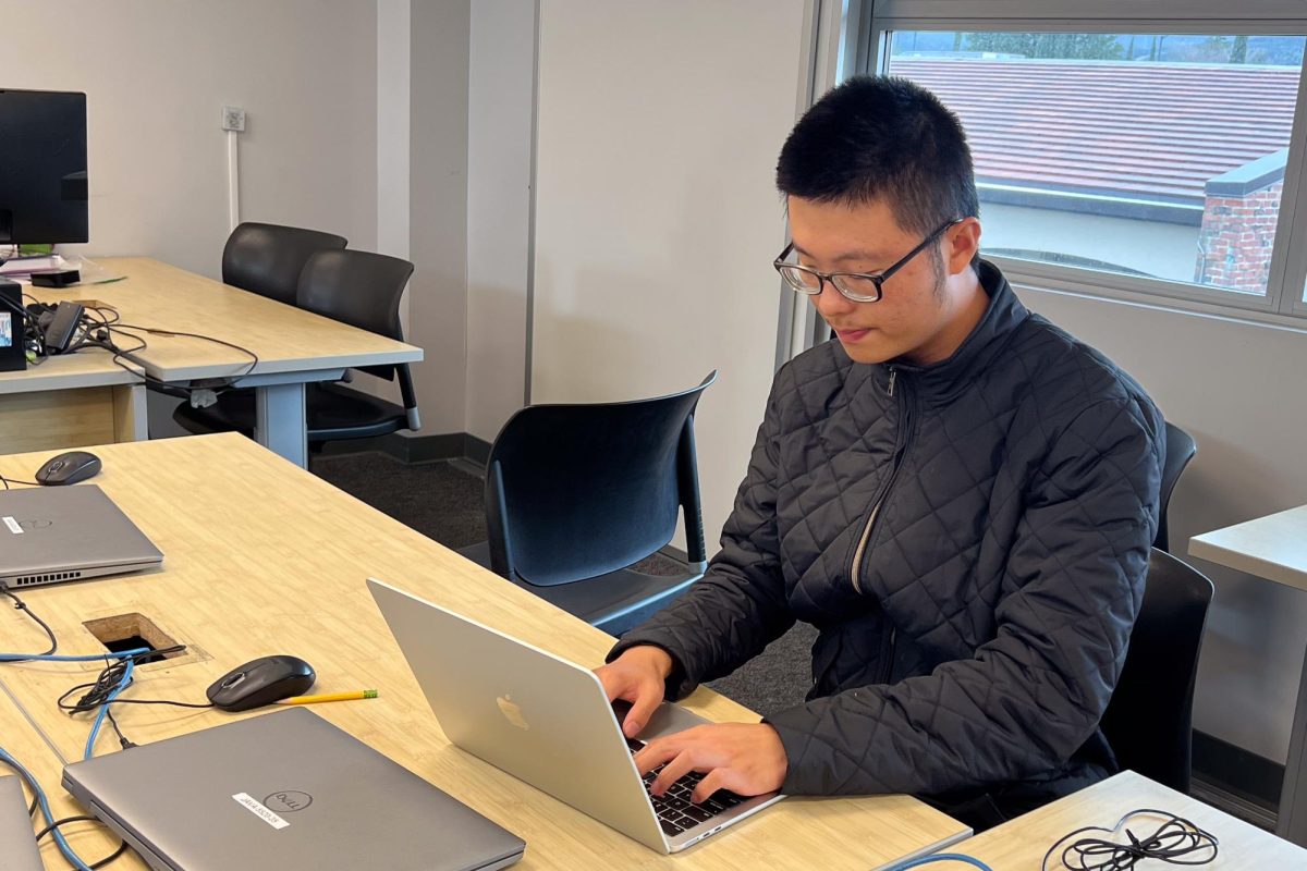 Sophomore Jason He scrolls on LinkedIn during tutorial. Photo | Ritik Shenoy