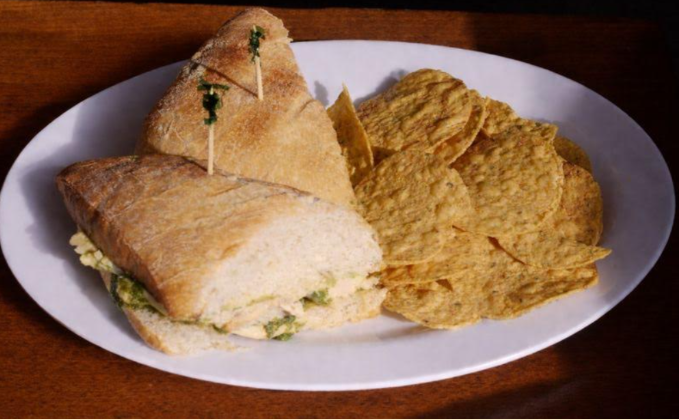 In the FoodEEs series, El Estoque staff members take on different food establishments, reviewing the menu items based on taste, price and authenticity.